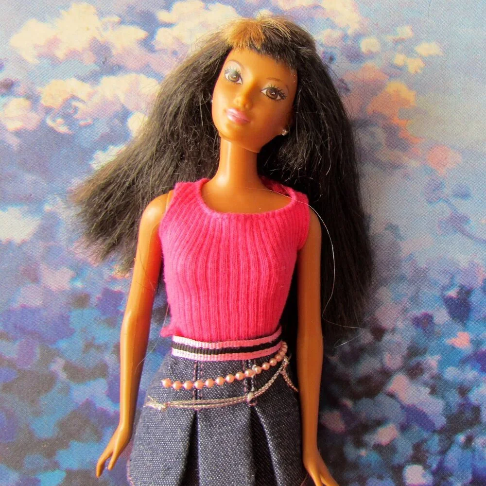ETHNIC STREAKED HAIR BARBIE, LEGS BEND, BROWN HAIR w GOLD STREAK, BANGS + OUTFIT